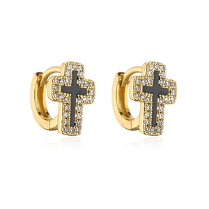 Dettaglio degli orecchini a croce placcati oro 18K con smalto nero e inserti in zirconi