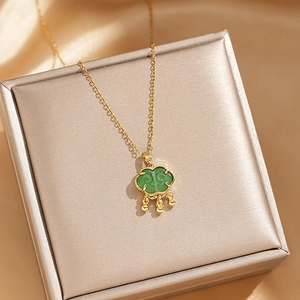 Collier luxueux plaqué or 18 carats avec pendentif serrure en œil de chat vert