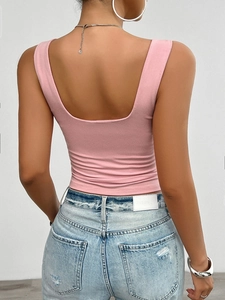 Vue détaillée du haut rose y2k sans manches coupe ajustée avec col carré au dos pour femme