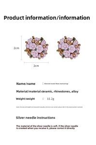 Detail von lila Keramikblumen-Ohrringen mit Strass und Silbernadeln, 2 cm Größe