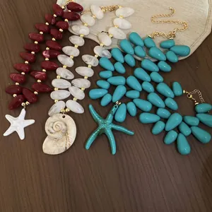 Boho Acrylperlen-Halsketten mit Seestern- und Muschel-Anhängern auf Holzuntergrund