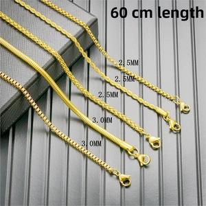 Detalle macro de cadenas de acero de titanio dorado de 60cm, estilos caja, serpiente y cordón