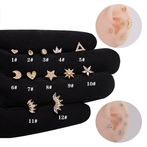 Set de pendientes de circonita en oro y plata mostrados sobre un guante negro