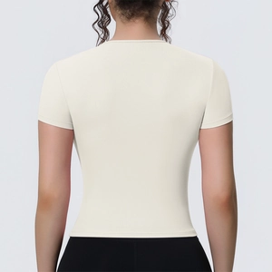 Vue arrière détaillée du t-shirt de yoga ajusté montrant les coutures et la texture