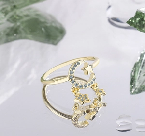 Nahaufnahme von Goldring mit Mond, Sternen, funkelndem Zirkonia und Sternanhängern