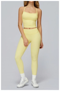 Détail de l'ensemble de yoga avec brassière de sport ajustée et legging à taille haute