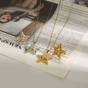 Collier avec pendentif étoile bicolore en or 18 carats et acier inoxydable poli chic