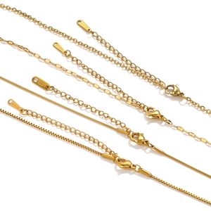 Detailansicht verschiedener goldener Edelstahl-Schlangenketten mit Karabinerverschluss
