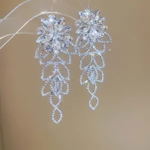 Boucles d'oreilles fleuries avec cristaux scintillants et clous en aiguille d'argent