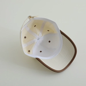 Détail de l'intérieur de la casquette en coton avec bandeau et boucle métallique réglable