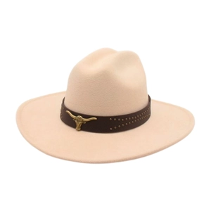 Détail d'un chapeau de cowboy en laine crème avec bandeau en cuir et logo tête de taureau