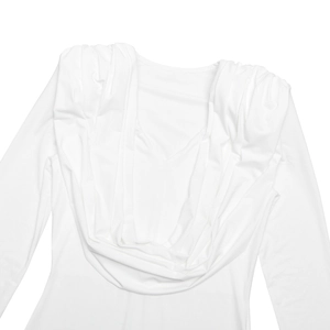 Détail de la robe blanche à manches longues montrant le drapé et les plis au dos