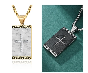 Dettaglio di ciondoli a croce vintage in oro e argento con pietra testurizzata e catena