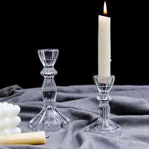 Europäisches Glas-Kerzenständer-Set mit Rillenmuster für romantische Hochzeitsdekoration