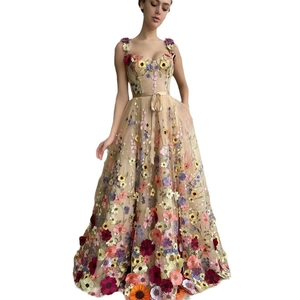 Gros plan de broderies florales 3D complexes sur une robe sans manches en maille abricot