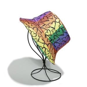 Cappello da pescatore arcobaleno con cuori per protezione solare estiva e pride