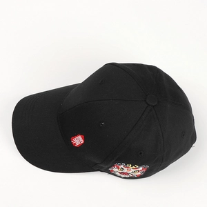 Detail der lebendigen chinesischen Löwentanz-Stickerei auf schwarzer Hip-Hop-Cap