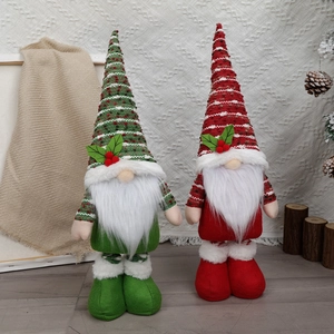 Charmante rot-grüne gestrickte Weihnachtswichtel mit langen Mützen für die Deko