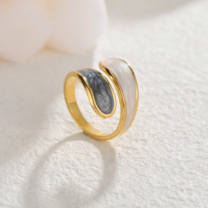 Makroaufnahme eines vergoldeten geometrischen verstellbaren Rings mit Emaille-Detail