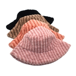 Winter-Fischerhüte mit Streifen aus weichem Plüsch in Pink, Beige und Schwarz