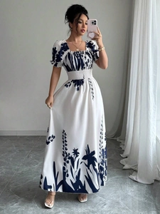 Détail de l'encolure carrée et taille haute sur robe maxi à manches bouffantes