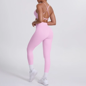 Détail du dos d'un ensemble de yoga rose avec brassière à brides et legging taille haute