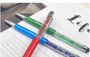 Details von bunten Kugelschreibern mit Naturkristallsteinen und Touch-Stylus-Spitzen