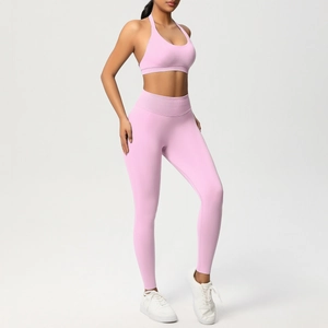 Dettaglio del set yoga rosa con reggiseno sportivo allacciato al collo e leggings