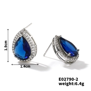 Détail des boucles d'oreilles saphir bleu en forme de goutte serties de zircons fins