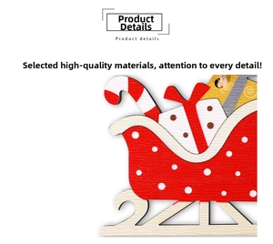 Makro-Detail eines gelaserten Weihnachtsschlittens aus Holz mit Geschenken und Zuckerstangen