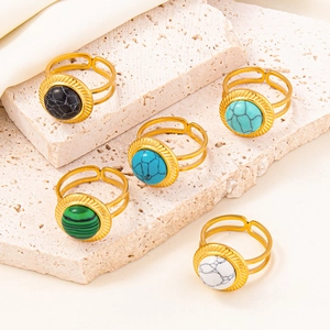 Set mit fünf verstellbaren goldenen Edelstahlringen mit Marmor- und Türkissteinen