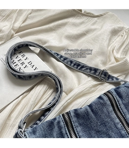 Detailaufnahme einer Retro-Jeans-Umhängetasche mit verstellbarem Gurt und Reißverschluss