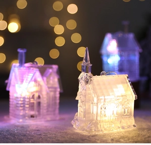 Détail d'une maison de Noël en acrylique LED avec éclairage festif blanc et violet