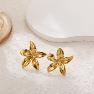 Detail of 18k gold plated stainless steel sunflower earrings with smooth metal petals