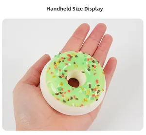 Vue à main montrant la taille réelle du modèle de donut au chocolat vert artificiel
