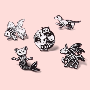 Gothic-Emaille-Pins-Set mit Skelett-Tieren wie Einhorn und Hund auf rosa Hintergrund