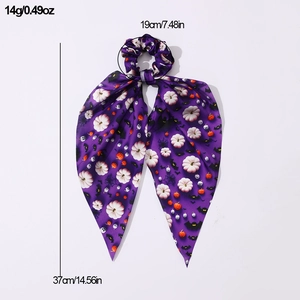 Détails d'un chouchou d'Halloween violet avec motifs citrouilles et spécifications de taille