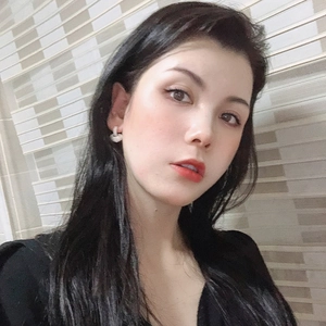 Dettaglio di una modella che indossa un orecchino a cuore vintage con perla argentata