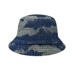 Detailansicht eines Fischerhuts mit blau-weißer Wolken-Denim-Textur und breiter Krempe
