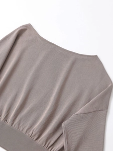 Détail du pull en maille mauve à col bateau montrant la texture fine du tissu