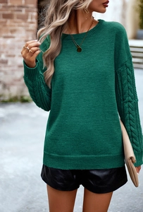 Dettaglio del maglione verde da donna a girocollo con maniche a trama intrecciata
