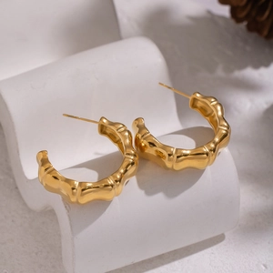 Orecchini a C minimalisti in acciaio al titanio placcati oro 18K con trama a bambù