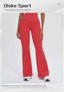 Détail du pantalon de yoga évasé corail avec taille haute et coupe ajustée élégante