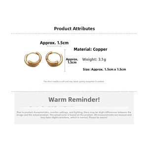 Vue détaillée des boucles d'oreilles en forme de clou plaquées or 18 carats avec dimensions