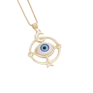 Détail macro du pendentif mauvais œil en or 18K avec motifs lune et étoiles