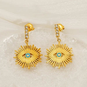 Dettaglio degli orecchini occhio del diavolo placcati oro 18k con cristalli e smalto