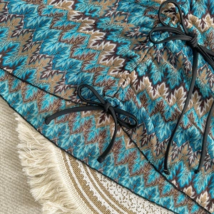 Gros plan sur la broderie au crochet avec motifs de feuilles bleues et brunes sur bikini
