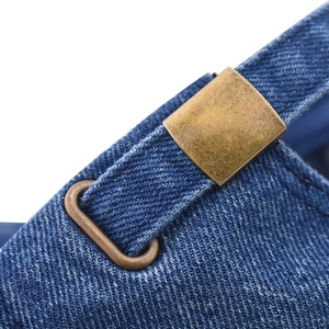 Dettaglio della fibbia in metallo regolabile e cinturino in denim lavato sul berretto
