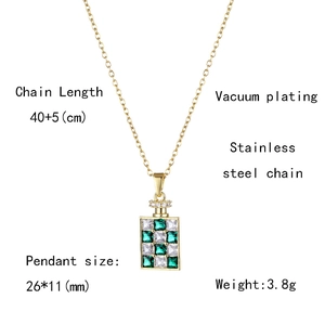 Détail du pendentif en damier vert et blanc sur chaîne en acier inoxydable doré avec mesures