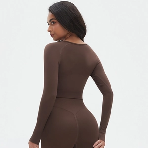 Ensemble de yoga marron sans couture avec haut à manches longues et legging vue de dos